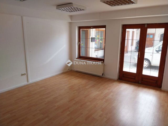 Kiadó üzlethelyiség, Monoron 180 E Ft / hó, 1 szobás