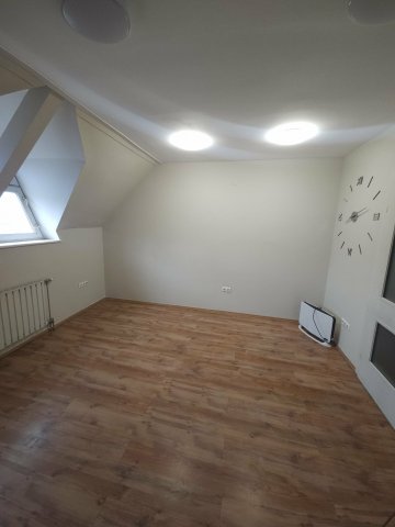 Kiadó iroda, Kecskeméten, Széchenyi téren 57 E Ft / hó