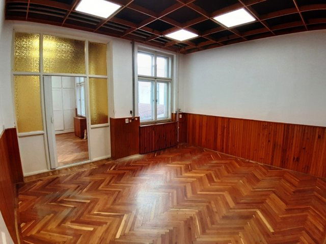 Eladó iroda, Székesfehérvárott 0.12 M Ft, 2 szobás