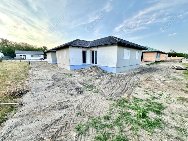 Eladó családi ház, Székesfehérvárott 105 M Ft, 4 szobás