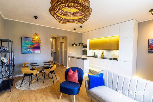 Eladó téglalakás, Szegeden 99.5 M Ft, 3 szobás