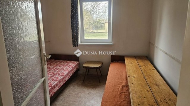 Eladó nyaraló, Tápiószentmártonon 39.9 M Ft, 4 szobás