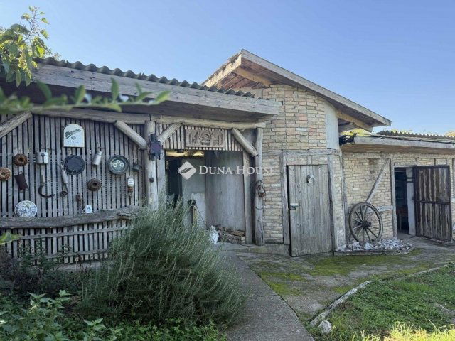 Eladó családi ház, Töttösön 99.9 M Ft, 8 szobás