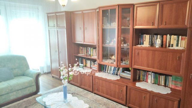 Eladó téglalakás, Szentesen 40 M Ft, 3 szobás