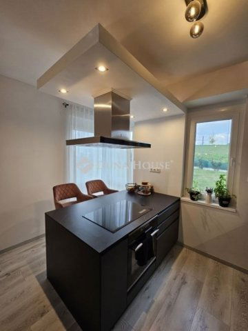 Eladó téglalakás, Pécsett 96.9 M Ft, 4 szobás