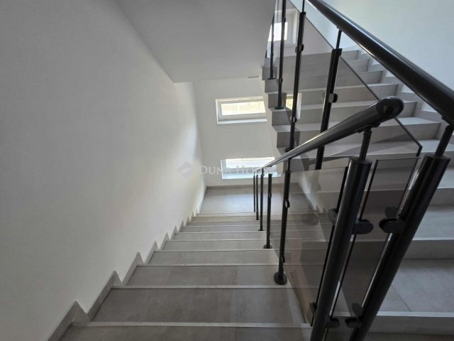 Eladó téglalakás, Szegeden 114.9 M Ft, 3 szobás