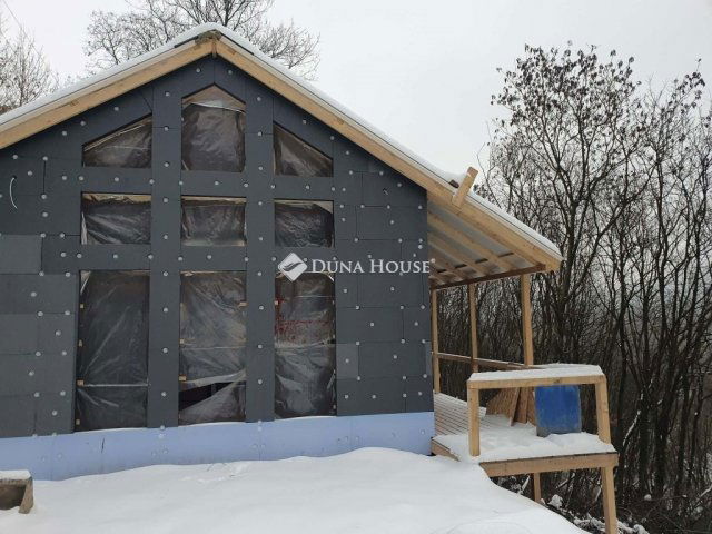 Eladó családi ház, Esztergomban 99 M Ft, 2 szobás