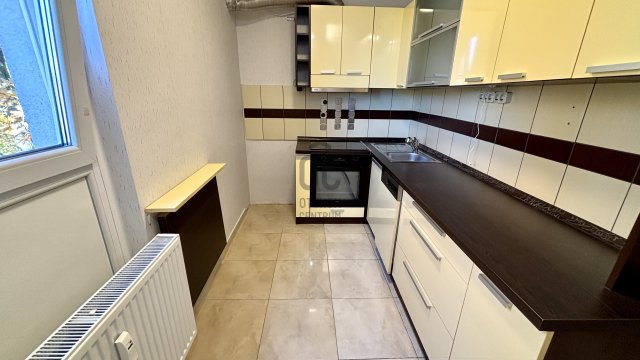 Eladó panellakás, Kaposváron 44.9 M Ft, 3 szobás