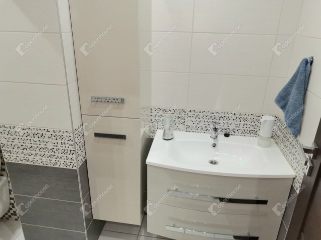 Eladó családi ház, Komáromban 180 M Ft, 8 szobás