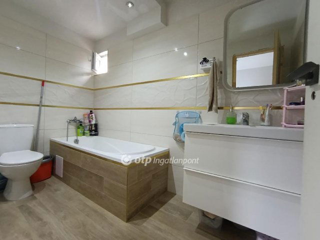 Eladó családi ház, Érden 249.9 M Ft, 10 szobás