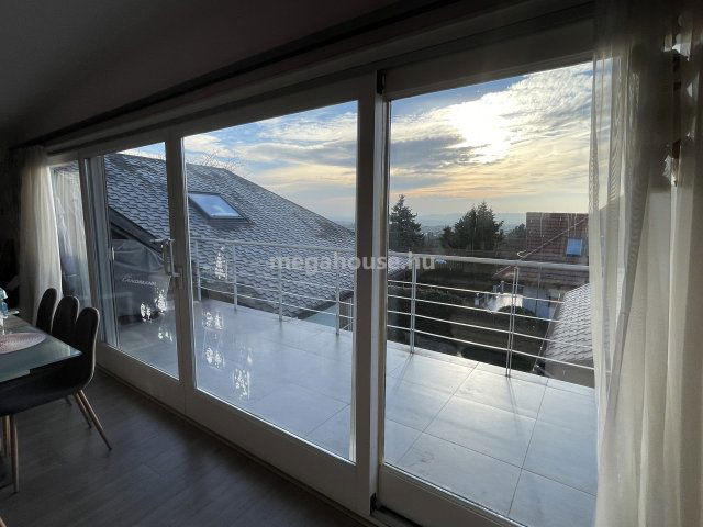 Eladó családi ház, Budaörsön 390 M Ft, 9+1 szobás