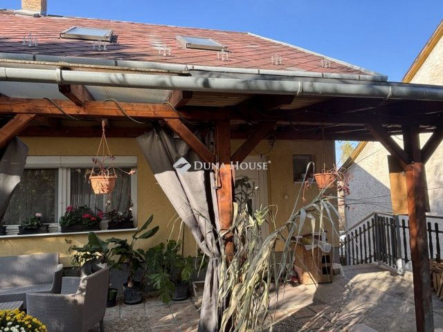 Eladó családi ház, Lábatlanon 73.5 M Ft, 5 szobás