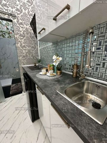 Eladó téglalakás, Budapesten, VI. kerületben 48.9 M Ft, 1 szobás