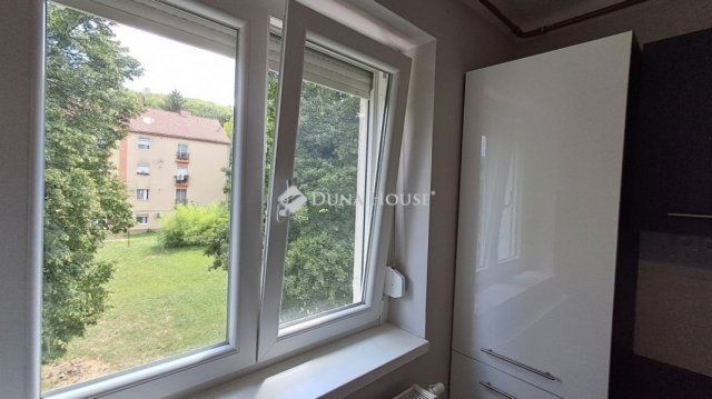 Eladó téglalakás, Komlón 21.9 M Ft, 1 szobás