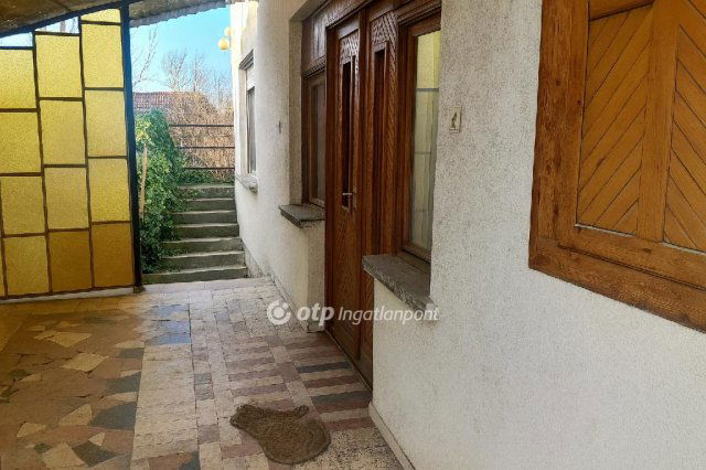 Eladó családi ház, Komáromban 86 M Ft, 5 szobás