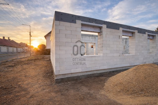 Eladó sorház, Tégláson 67.59 M Ft, 4 szobás