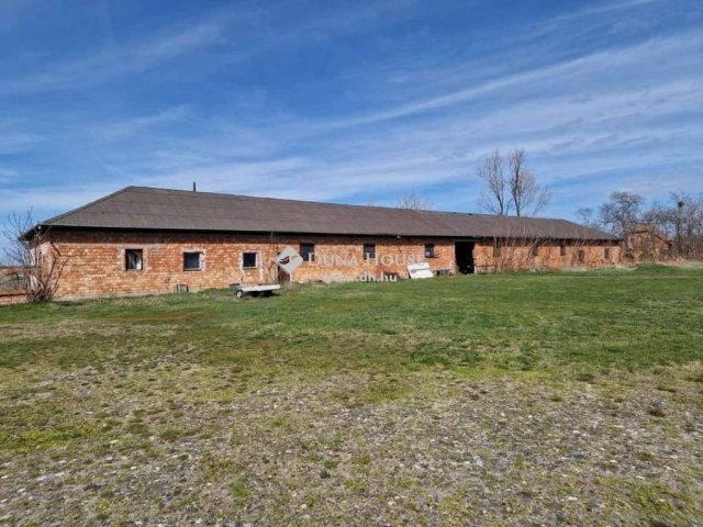 Eladó családi ház, Cegléden 135 M Ft, 1 szobás