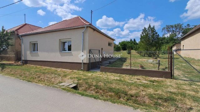 Eladó családi ház, Bakonyán 38.5 M Ft, 2 szobás