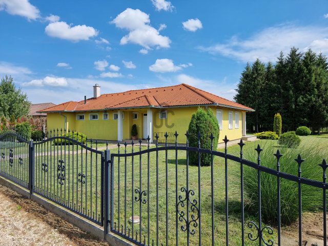 Eladó családi ház, Egerváron 89.9 M Ft, 4 szobás