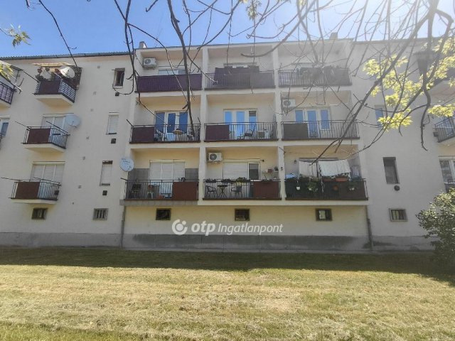 Eladó téglalakás, Petőfibányán 30 M Ft, 2 szobás