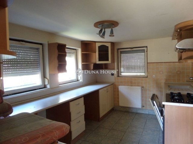 Eladó családi ház, Pécsett 120 M Ft, 5 szobás