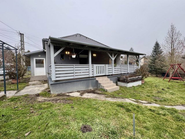 Eladó családi ház, Bazsiban 49.9 M Ft, 2+1 szobás