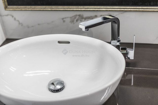 Eladó családi ház, Csobánkán 350 M Ft, 7 szobás