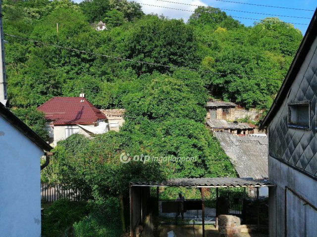 Eladó családi ház, Pécsett 30 M Ft, 1+3 szobás