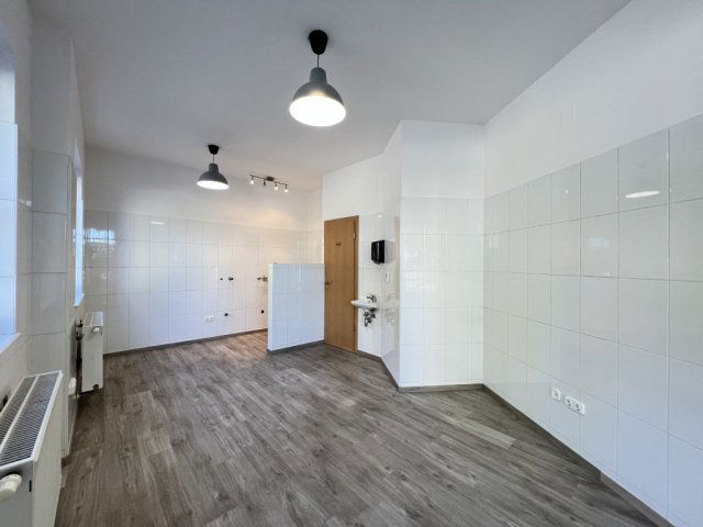 Kiadó üzlethelyiség, Kaposváron, Berzsenyi utcában, 1 szobás