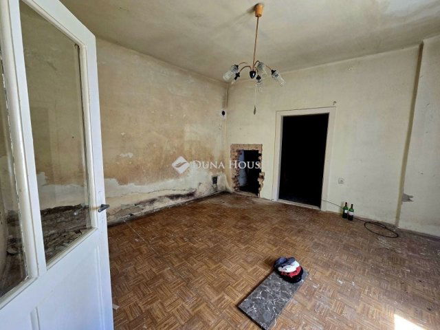 Eladó családi ház, Pécsett 19.9 M Ft, 5 szobás