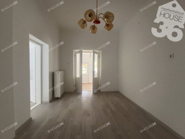 Eladó téglalakás, Kiskunfélegyházán 24 M Ft, 2 szobás