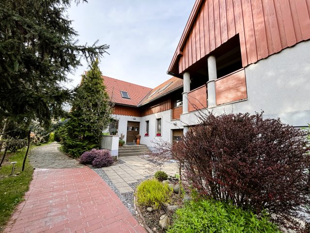 Eladó családi ház, Győrött 299.9 M Ft, 7 szobás