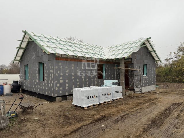 Eladó családi ház, Vácon 89.99 M Ft, 4 szobás