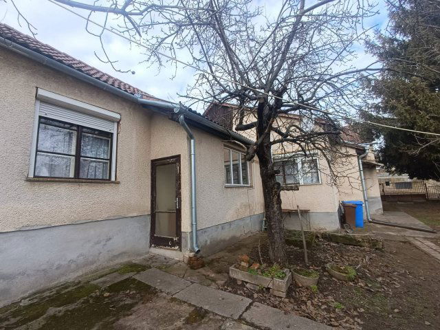 Eladó családi ház, Pécsett 56.9 M Ft, 4 szobás