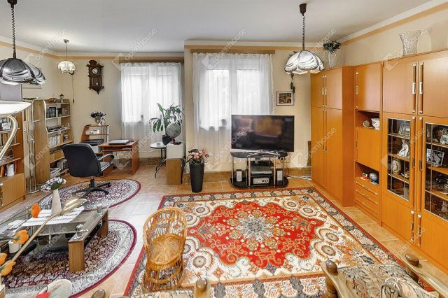Eladó családi ház, Szolnokon 61.99 M Ft, 6 szobás