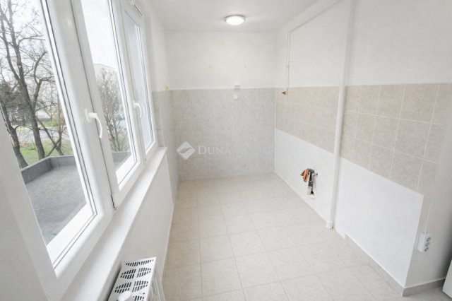 Eladó panellakás, Kecskeméten 52.49 M Ft, 3 szobás