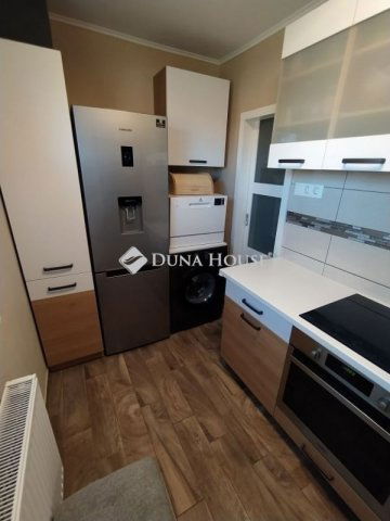 Eladó panellakás, Székesfehérvárott 62.9 M Ft, 4 szobás