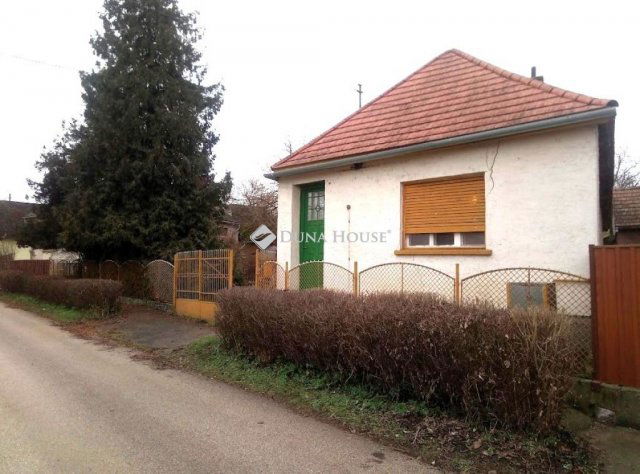 Eladó családi ház, Bajnán 29.9 M Ft, 2 szobás