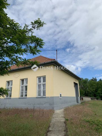 Eladó családi ház, Pakson 115 M Ft, 6 szobás