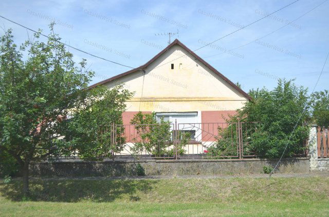 Eladó családi ház, Szolnokon 16.5 M Ft, 3 szobás