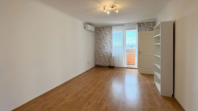 Eladó panellakás, Debrecenben 69.9 M Ft, 3 szobás