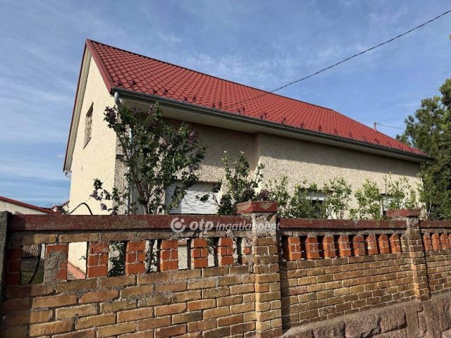 Eladó családi ház, Vecsésen 96 M Ft, 6 szobás
