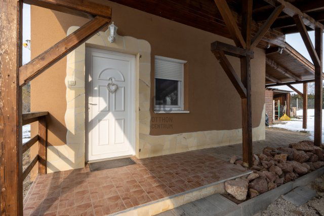 Eladó családi ház, Baracskán 36 M Ft, 3 szobás