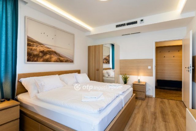 Eladó téglalakás, Balatonkenesén 135 M Ft, 3 szobás