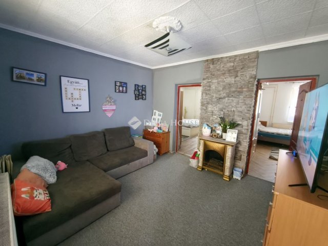 Eladó családi ház, Neszmélyen, Vizimolnár utcában 59.999 M Ft