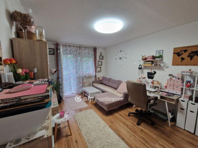 Eladó panellakás, Debrecenben 67.9 M Ft, 3 szobás