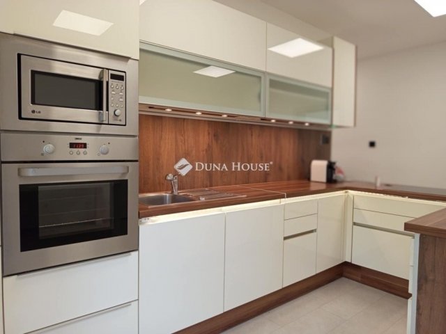 Eladó téglalakás, Komlón 33.9 M Ft, 3 szobás