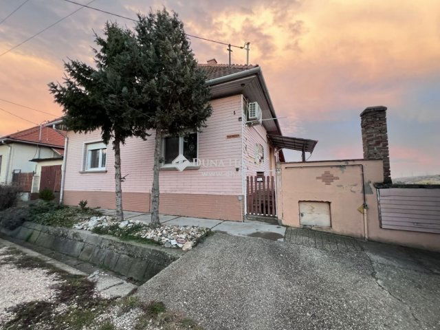 Eladó családi ház, Nyergesújfaluban 89.9 M Ft, 4 szobás