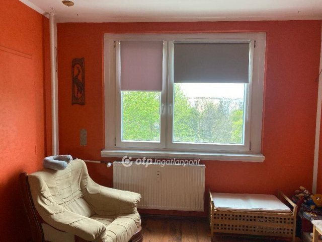 Eladó panellakás, Ajkán 31.5 M Ft, 1+1 szobás