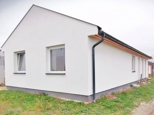 Eladó ikerház, Nagybajcson 75 M Ft, 4 szobás